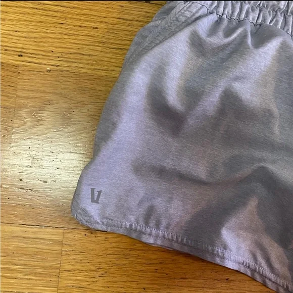 Women’s xsmall gray Vuori clementine 2.5” shorts - Picture 5 of 6